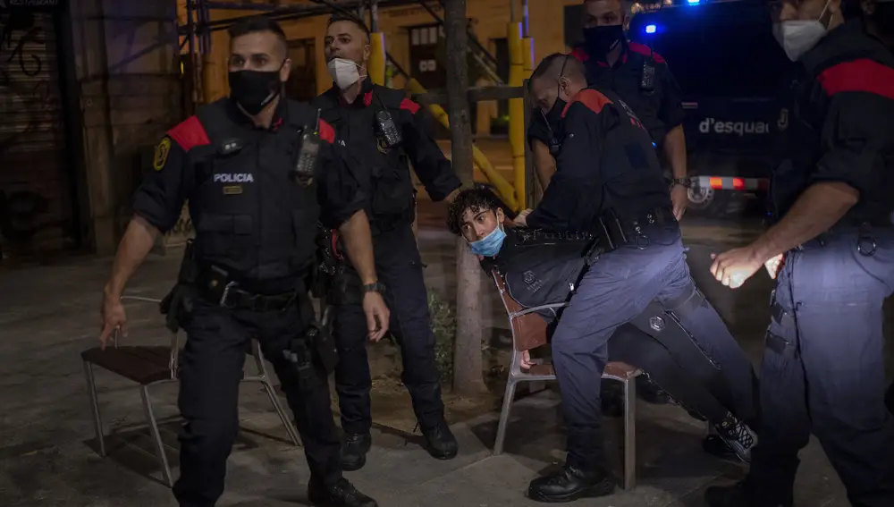 Los Mossos detienen ayer a un manifestante en Barcelona.