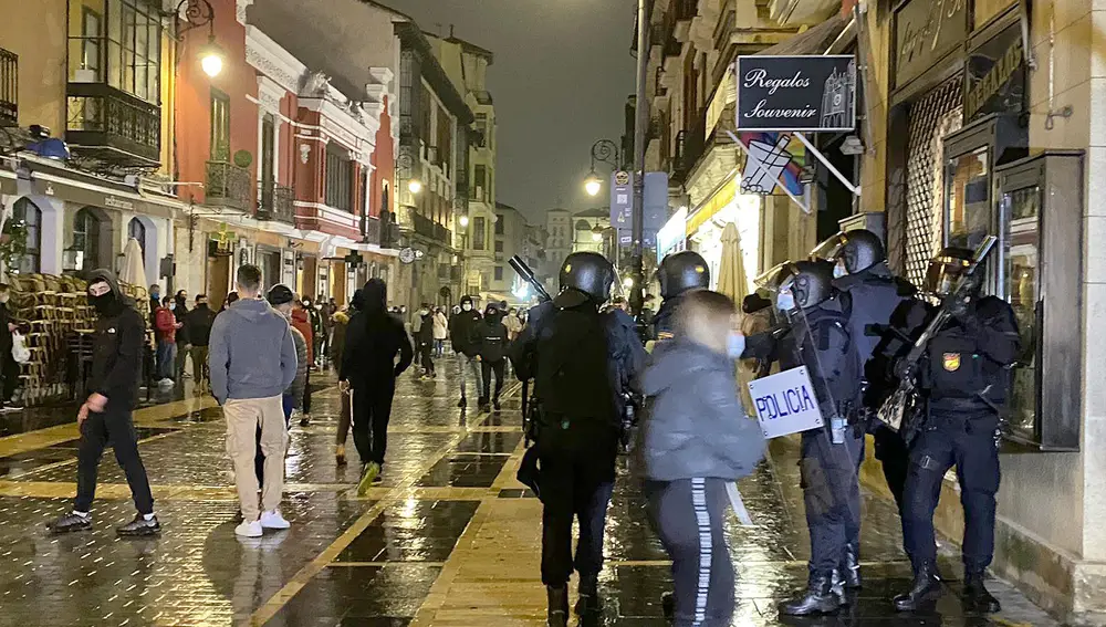 Concentración de jóvenes en el centro de León para protestar por el toque de queda