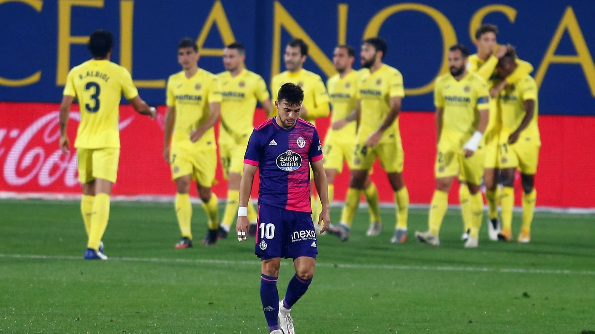 El centrocampista del Real Valladolid, Oscar Plano tras el gol marcado por el delantero del Villarreal Samuel Chukwueze, durante el encuentro correspondiente a la novena jornada de primera división disputado esta noche en el Estadio de la Cerámica, en la localidad castellonense. EFE / Domenech Castelló.