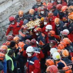 Rescatistas llevan a una niña de tres años, Elif Perincek ,mientras la sacan de los escombros de un edificio, 65 horas después de que se derrumbó durante un terremoto de magnitud 7,0, en el distrito de Bayrakli en Izmir, Turquía, el 2 de noviembre de 2020. EFE