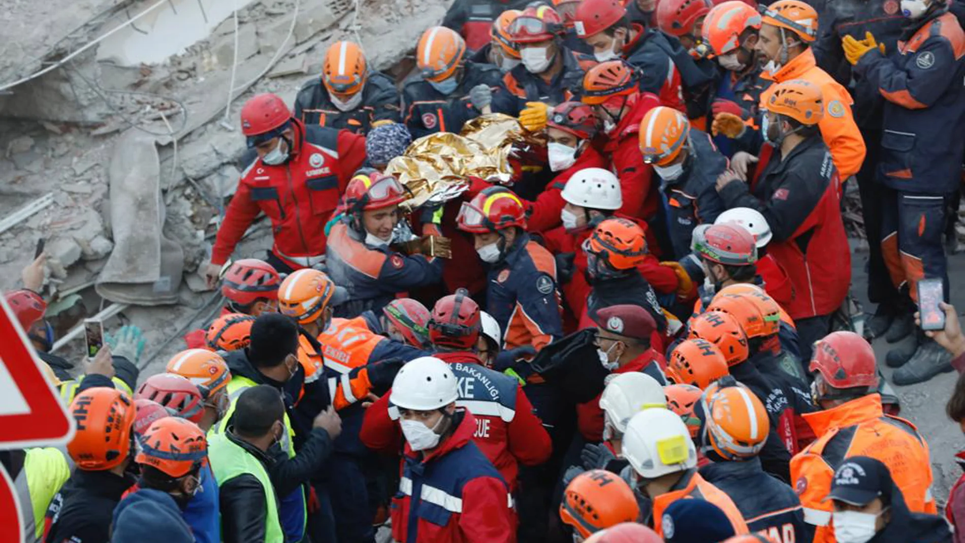 Rescatistas llevan a una niña de tres años, Elif Perincek ,mientras la sacan de los escombros de un edificio, 65 horas después de que se derrumbó durante un terremoto de magnitud 7,0, en el distrito de Bayrakli en Izmir, Turquía, el 2 de noviembre de 2020. EFE