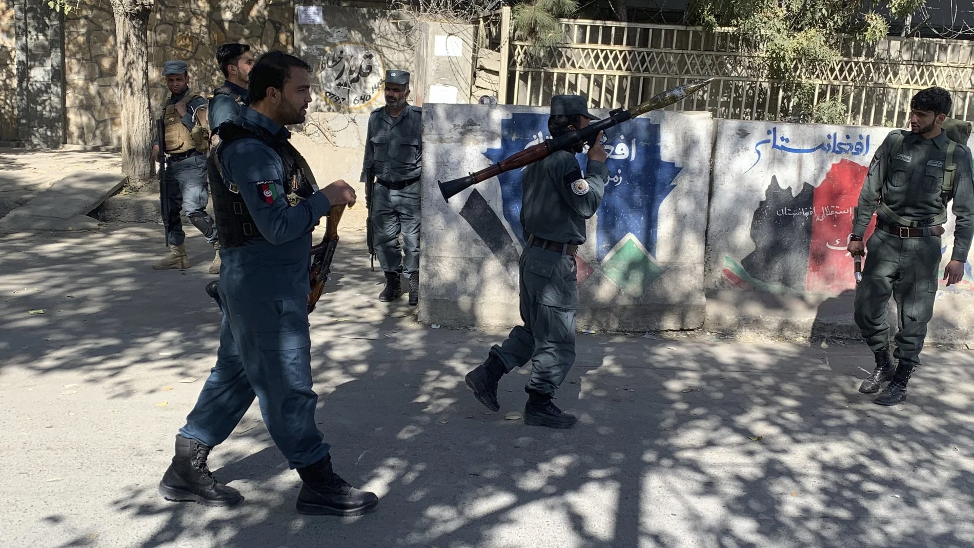 Policía afgana llega a la universidad de Kabul durante el ataque