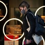 Una mujer ataviada con una mascarilla camina en Paseo de Gracia