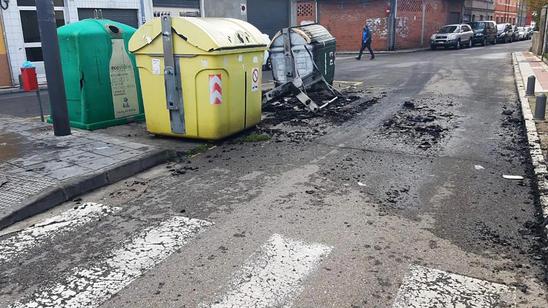 Quema de contenedores durante el toque de queda en el municipio de San Andrés del Rabanedo (León)