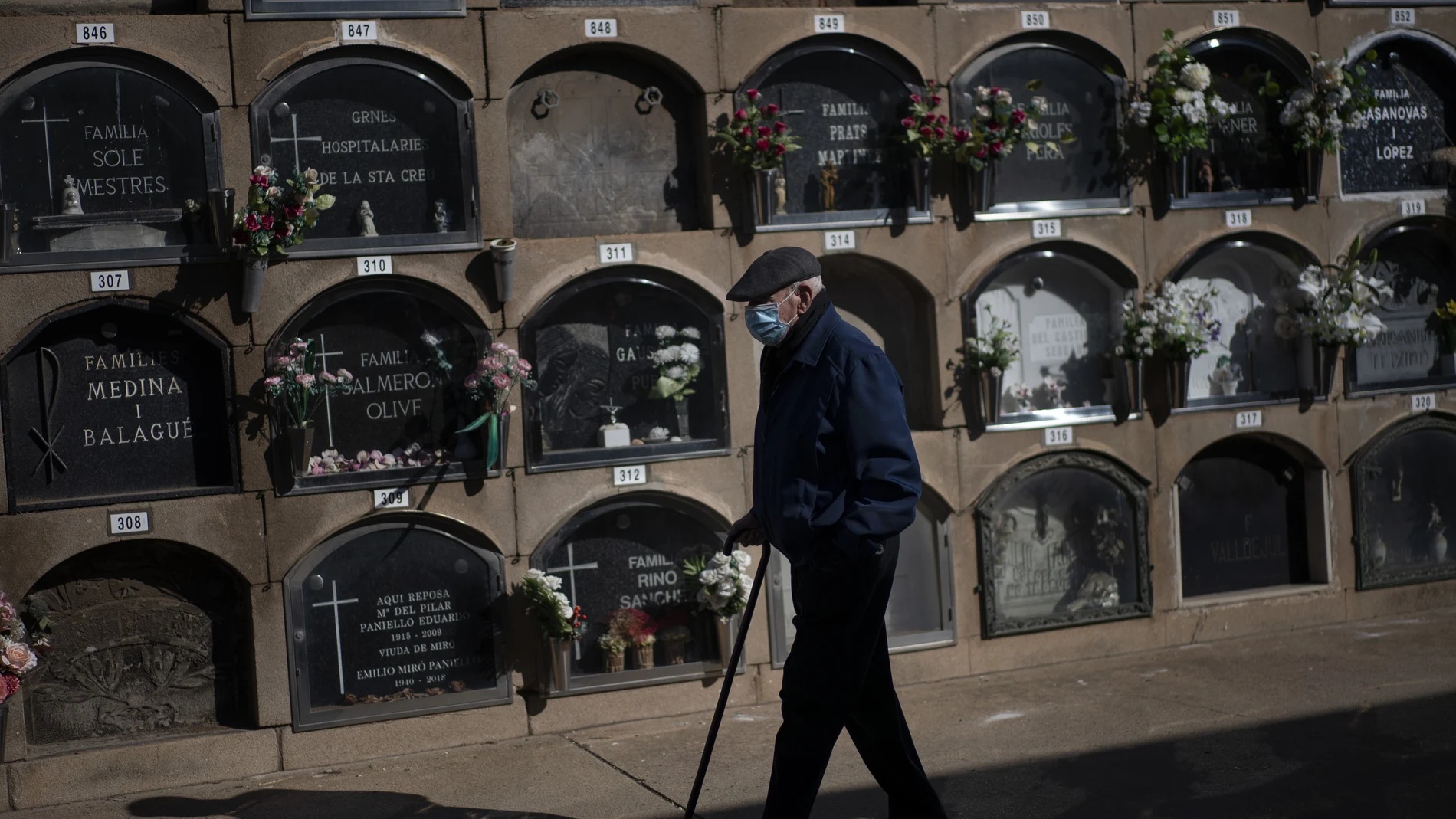 El número de fallecidos por covid se dobla en dos semanas, en las últimas 24 horas, se notifican 66 defunciones. (AP Photo/Emilio Morenatti)