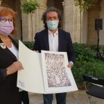 El autor, junto a la delegada del Gobierno, Gloria Calero, durante un acto en homenaje al poeta celebrado en la Delegación del Gobierno