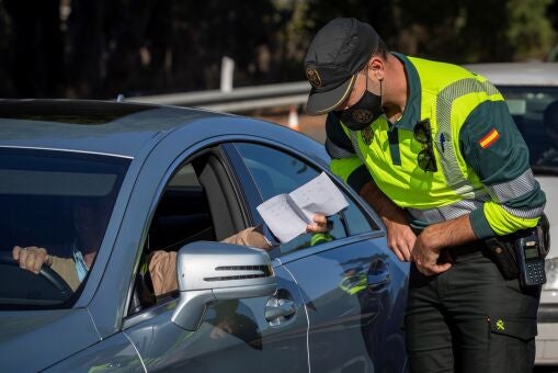 Evita multas innecesarias: estos son los documentos que siempre debes llevar en el coche