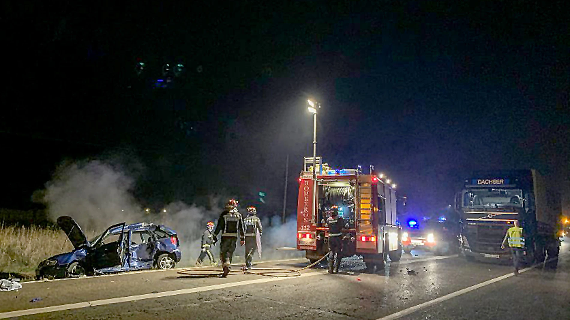 Accidente de tráfico entre un turimos y un camión en el que falleció un mujer de 43 años y resultó herida otra de 24, en Villadangos del Páramo (León)