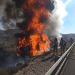 Un camión arde tras chocar contra un vehículo averiado en la autovía A-30, a la altura de Molina de Segura (Murcia), y caer por un terraplénCEIS02/11/2020