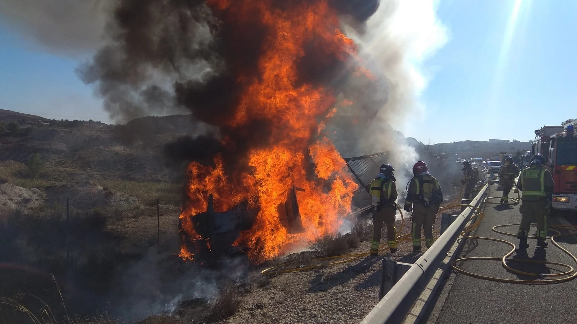 Un camión arde tras chocar contra un vehículo averiado en la autovía A-30, a la altura de Molina de Segura (Murcia), y caer por un terraplénCEIS02/11/2020