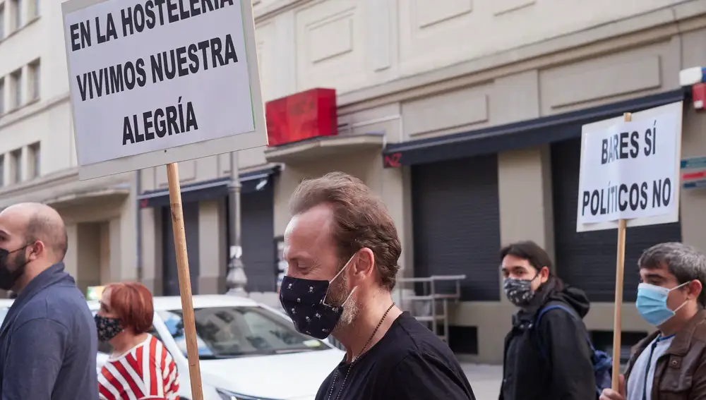 Manifestación por las calles de Pamplona bajo el lema 'Salvemos la hostelería', en Pamplona, Navarra, (España), a 2 de noviembre de 2020. La concentración, convocada por la Asociación Navarra de Pequeña Empresa de Hostelería (ANAPEH), busca dar voz a un colectivo que se ha visto afectado por las restricciones impuestas debido a la crisis sanitaria del Covid-19. En hostelería y restauración, se permite un aforo del 30% del máximo autorizado para consumo en el interior de los establecimientos; las terrazas tienen un aforo del 50%del máximo autorizado; y el horario de cierre de los establecimientos es de las 22 horas, incluido desalojo, a excepción de servicios de entrega de comida a domicilio.MANIFESTACION HOSTELERIA PAMPLONA 02 11 2020Eduardo Sanz / Europa Press02/11/2020