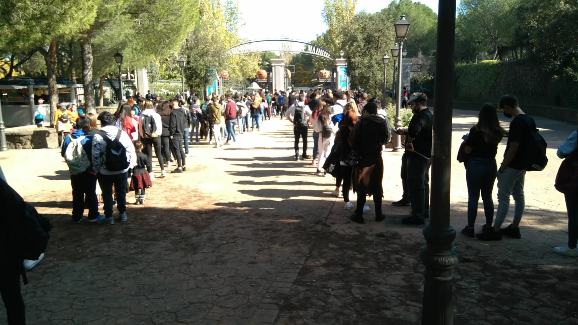 Largas colas en el Parque de Atracciones de Madrid sin guardar distancias