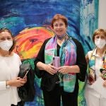 La autora, en el centro, el día de la inauguración, delante de una de sus obras