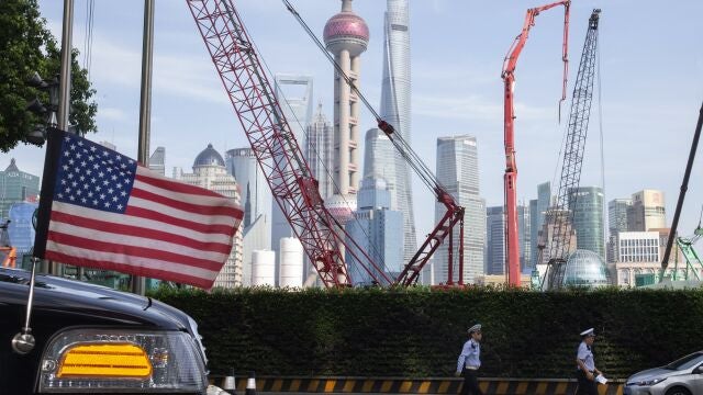 Un coche con la bandera de Estados Unidos en Shangai