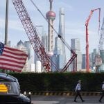 Un coche con la bandera de Estados Unidos en Shangai