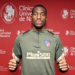 Geoffrey Kondogbia pasa reconocimiento con el Atlético de Madrid.