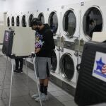 Votantes ejerciendo su derecho en una lavandería en Chicago , Illinois.