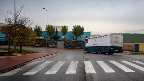 Un autobús de la Guardia Civil circula por el recinto del Centro Penitenciario Madrid IV Navalcarnero, en Navalcarnero, Madrid, (España), a 3 de noviembre de 2020. El centro penitenciario estuvo en el punto de mira el pasado mes de septiembre tras registrar el positivo en Covid-19 de al menos 16 trabajadores que, según el estudio de contactos, pudo tener su origen en una comida de despedida a empleados en prácticas que se celebró el pasado 18 de septiembre en la cafetería del recinto penitenciario.03 NOVIEMBRE 2020;COVID19;NAVALCARNERO;CARCELRicardo Rubio / Europa Press03/11/2020