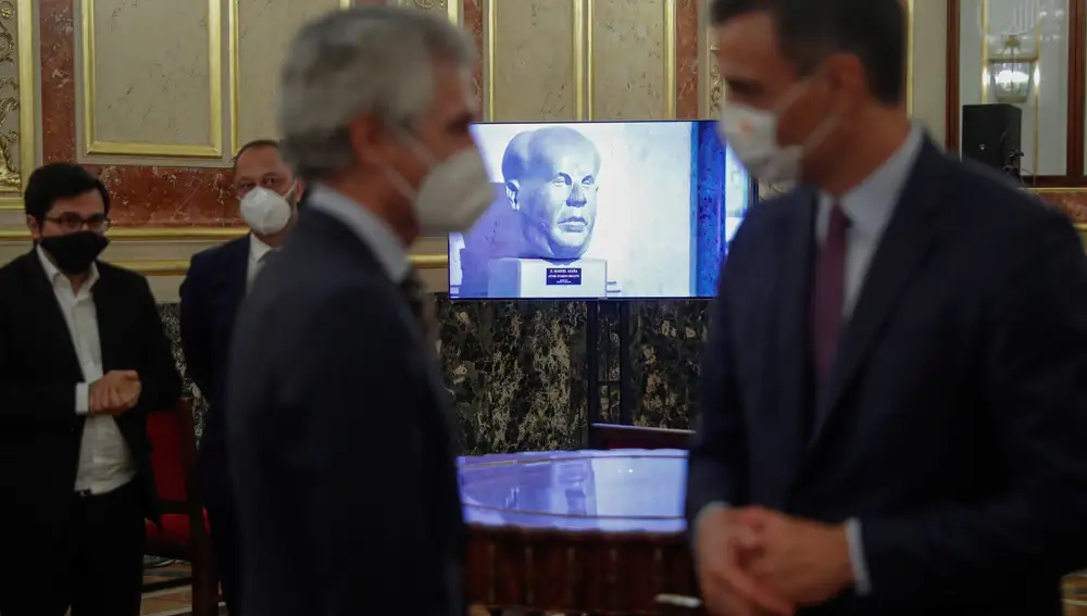 MADRID, 03/11/2020.- El presidente del Gobierno, Pedro Sánchez, conversa con el diputado popular Adolfo Suárez Illana (i), durante el homenaje que el Congreso ha rendido este martes a Manuel Azaña en conmemoración del 80 aniversario de su muerte. EFE/Emilio Naranjo