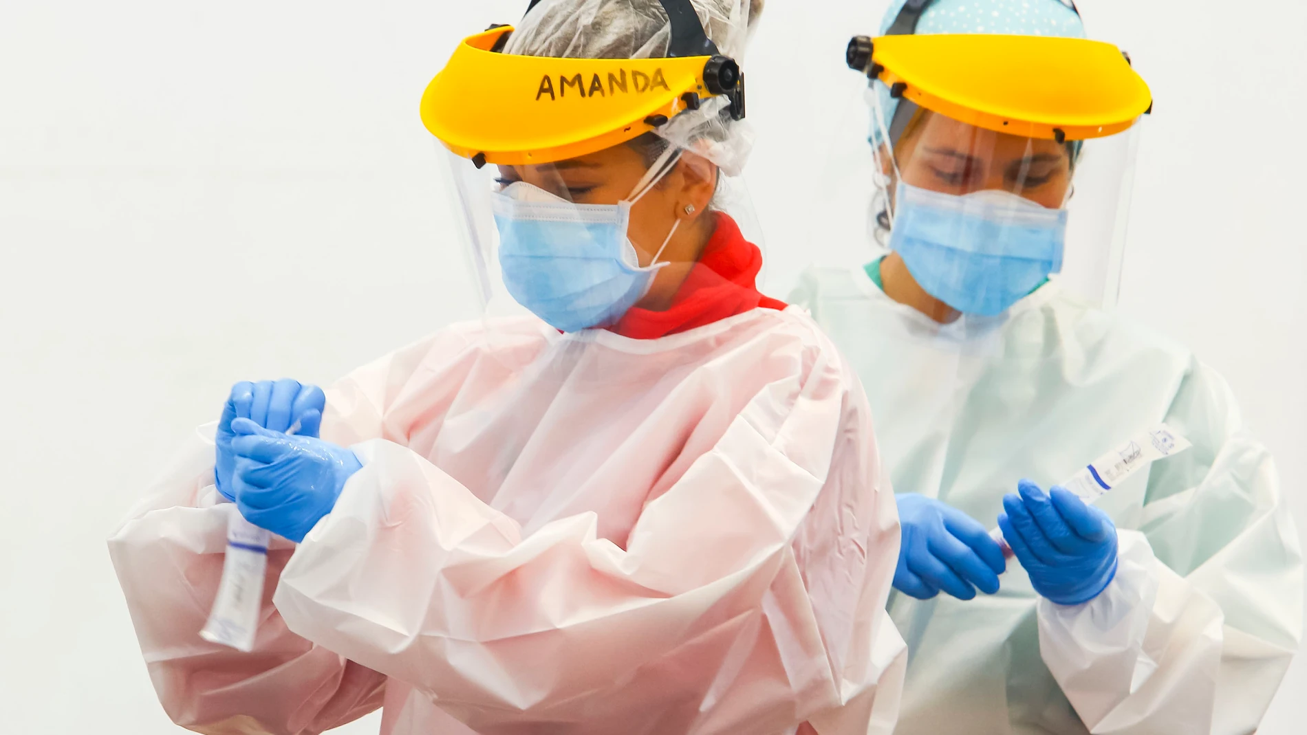 Dos enfermeras realizan pruebas PCR en Castilla y León