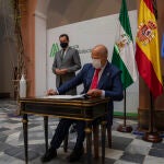 El consejero de Educación y Deporte, Javier Imbroda (d), junto al presidente de la Junta, Juanma Moreno (i) durante la firma del acuerdo entre la Consejería de Educación y Deporte y representantes de sindicatos y empresas de la enseñanza concertada