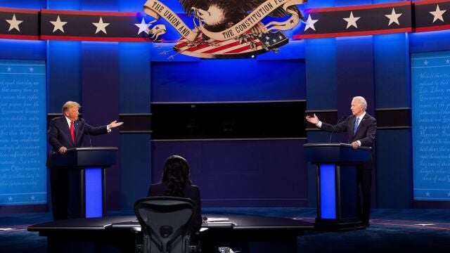 El presidente de los Estados Unidos, Donald Trump (i), y el candidato demócrata a la presidencia Joe Biden (d) en un debate celebrado en Tennessee