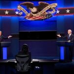 El presidente de los Estados Unidos, Donald Trump (i), y el candidato demócrata a la presidencia Joe Biden (d) en un debate celebrado en Tennessee