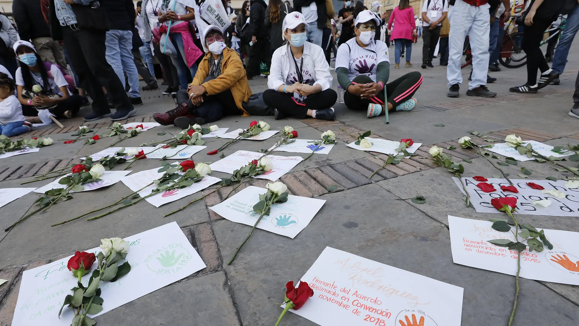 Desmovilizados de las FARC reclaman al Gobierno que cumpla íntegramente el acuerdo de paz y que cesen los asesinatos de quienes dejaron la armas hace cuatro años, en la plaza de Bolívar, en Bogotá el pasado 2 de noviembre (
