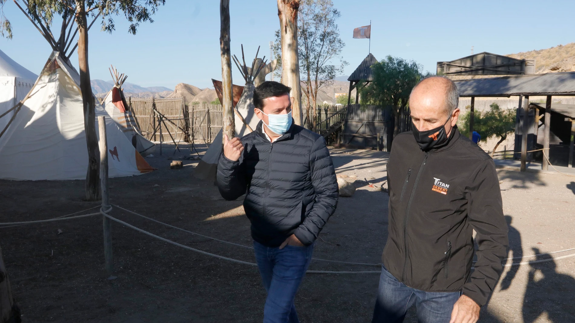 El presidente de la Diputación, Javier Aureliano García, visita el campamento de la Titan Desert