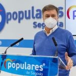 El secretario regional del PP, Francisco Vázquez, atiende a la prensa
