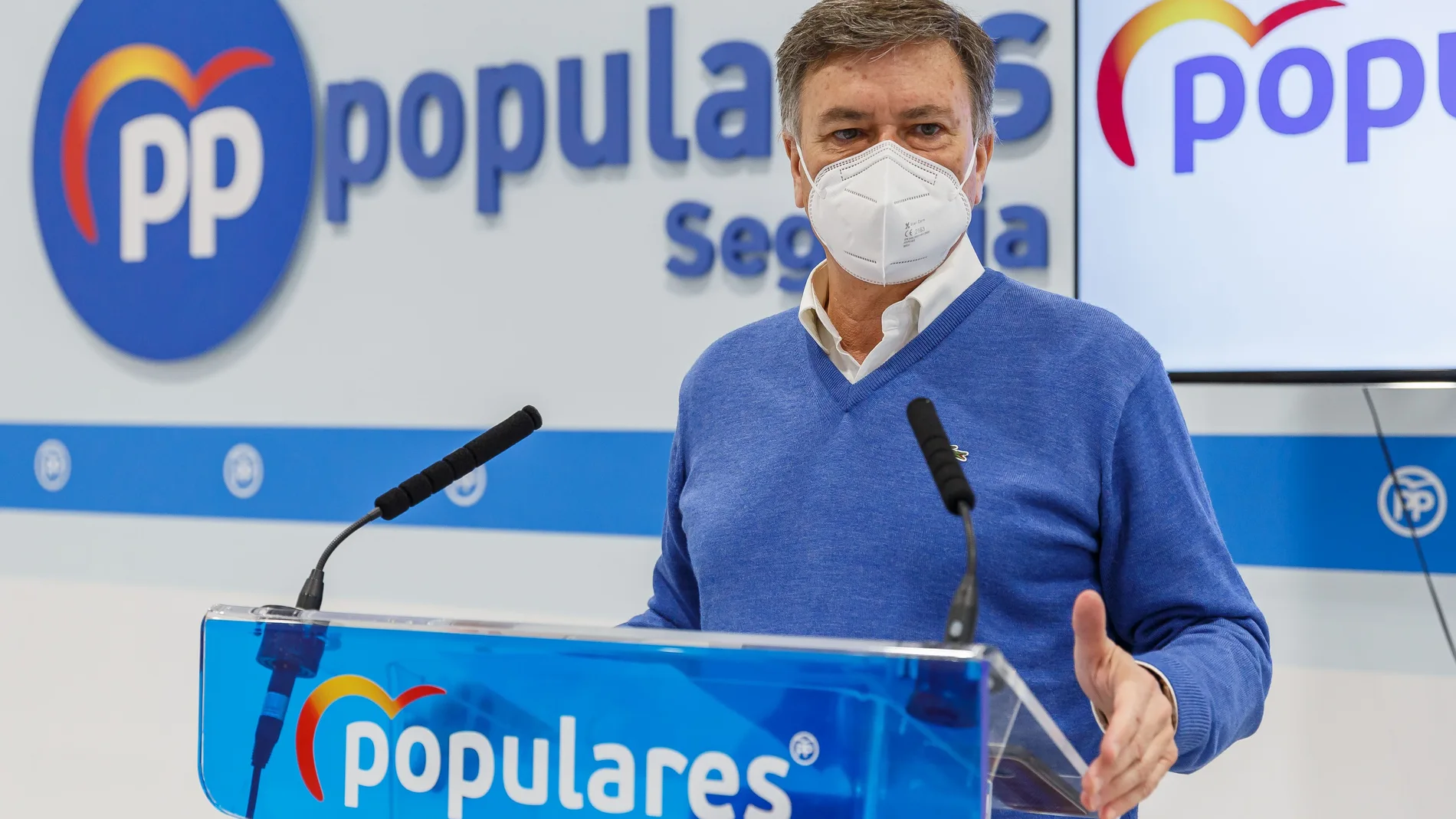 El secretario regional del PP, Francisco Vázquez, atiende a la prensa