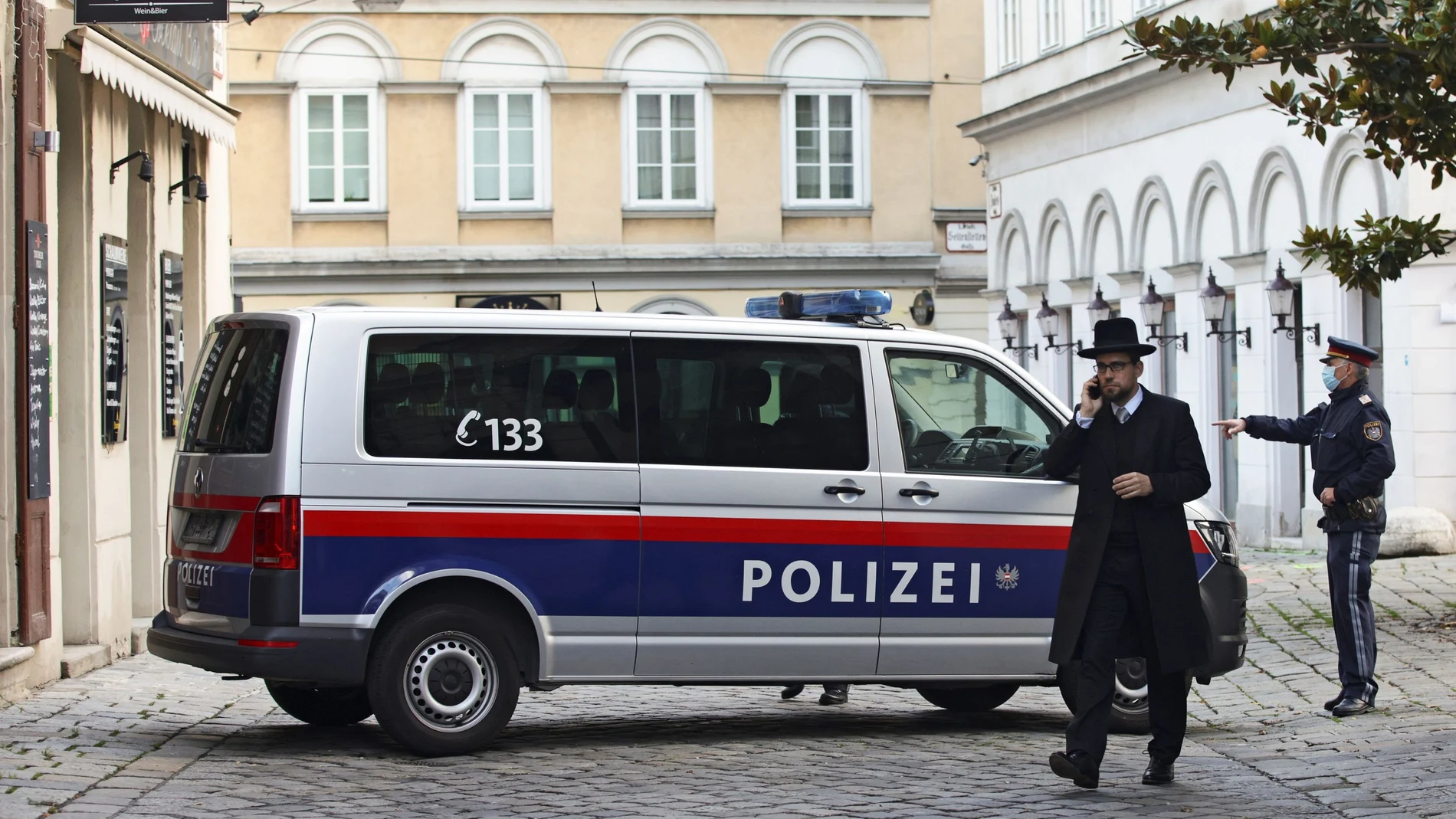 Policía en Viena, cerca de una sinagoga