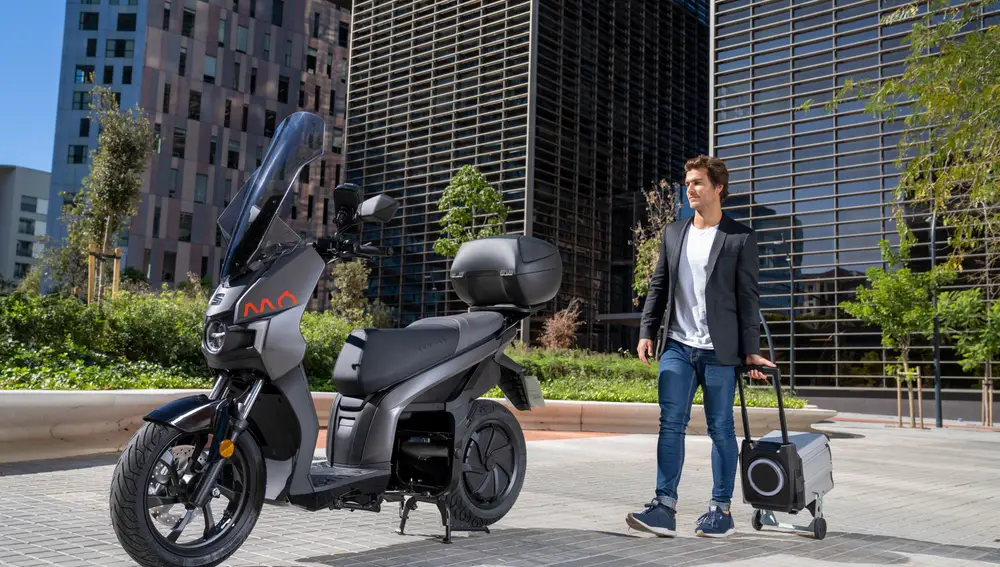 La batería del scooter es extraíble y se puede cargar en casa