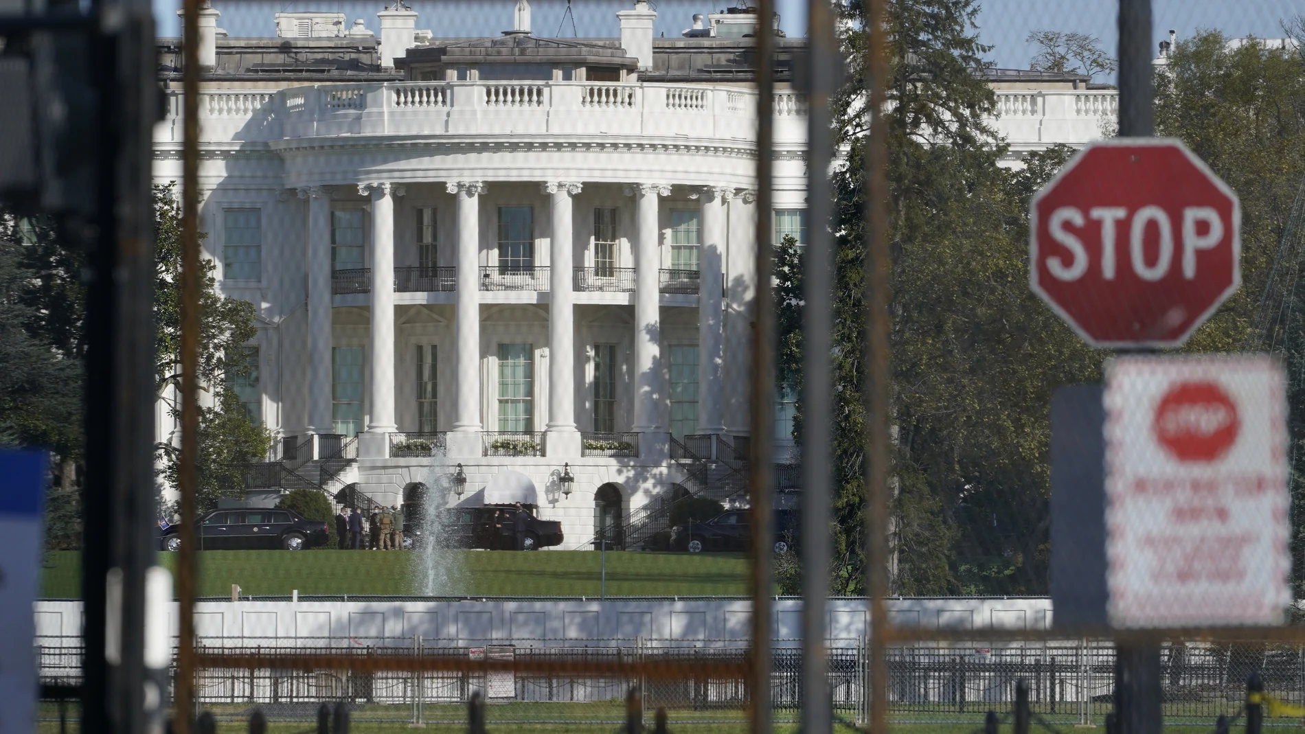 Una valla de seguridad rodea la Casa Blanca ante una intensa noche electoral
