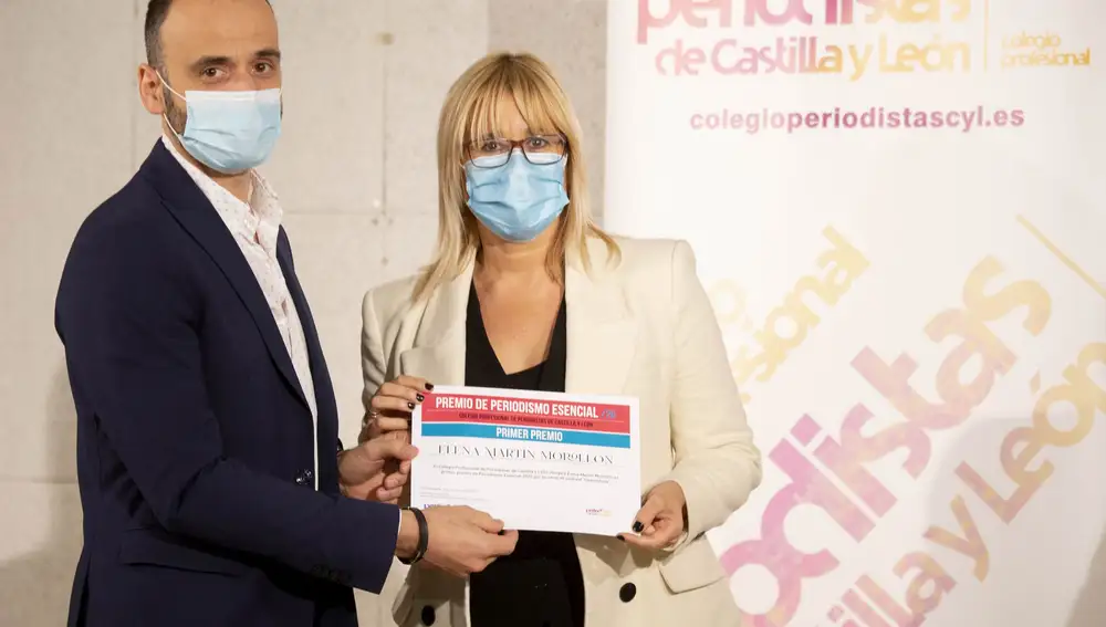La periodista salmantina Elena Martín recoge el Premio de Periodismo Esencia entregado por Pedro Lechuga, decano del Colegio Profesional de Periodistas de Castilla y León