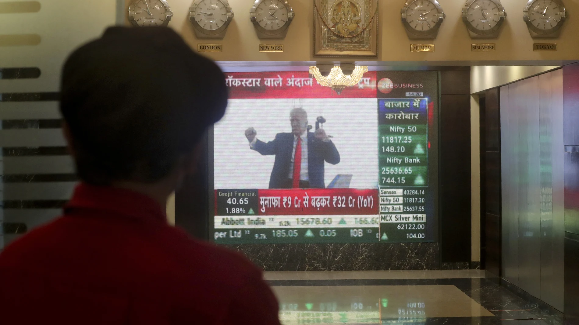 Un ciudadano de Bombay sigue las noticias sobre las Elecciones en Estados Unidos 2020