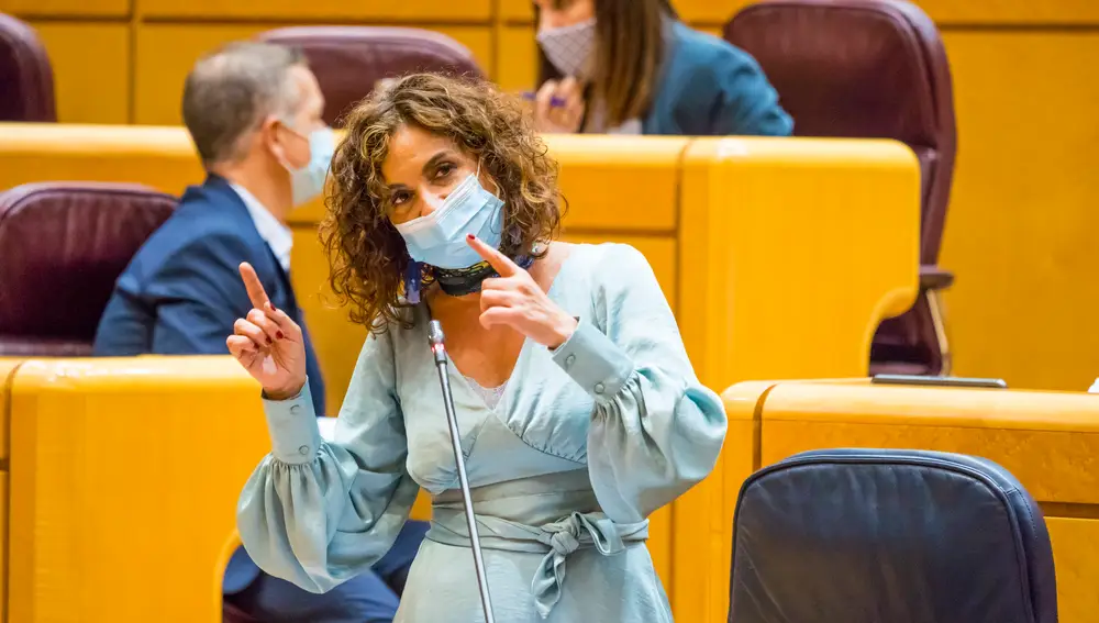 La ministra portavoz y de Hacienda, María Jesús Montero, interviene durante una sesión de control al Gobierno en el Senado, en Madrid (España), a 3 de noviembre de 2020. Durante el pleno de hoy, el Ejecutivo ha respondido a cuestiones relacionadas, entre otros temas, con el número de peticiones tramitadas del ingreso mínimo vital, las políticas de empleo en los sectores más afectados por la crisis del COVID-19, o la compra de material sanitario para la segunda ola de la pandemia.3 NOVIEMBRE 2020;SENADO;GOBIERNO;POLÍTICA;PABLO IGLESIAS;CARMEN CALVO;PSOE;UNIDAS PODEMOS;PPPOOL. Emilia de Frutos. La Vangu03/11/2020