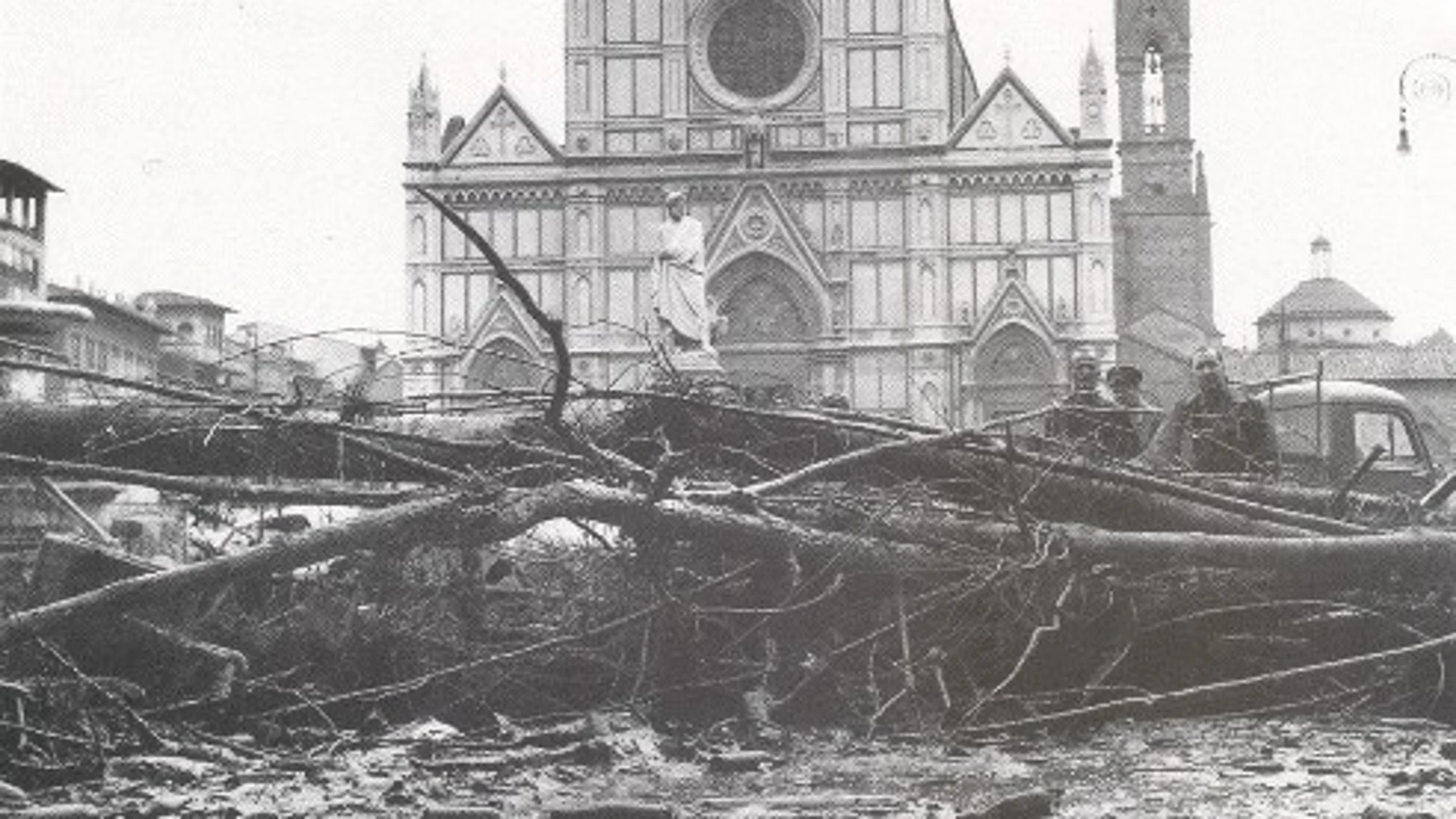 Plaza de Santa Croce de Florencia, tras la inundación de 1966