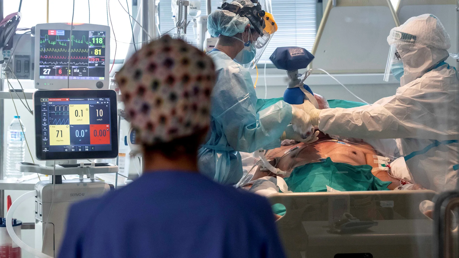 Médicos atienden a un paciente crítico de covid en un hospital valenciano