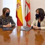 La consejera de Educación, Rocío Lucas, junto a la presidenta de Unicef Comité Castilla y León, María Eugenia García