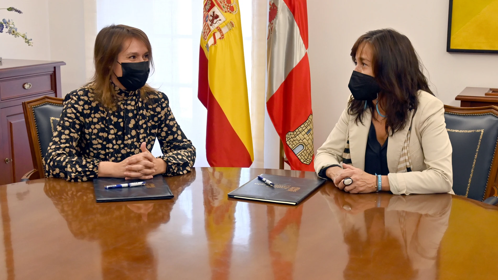 La consejera de Educación, Rocío Lucas, junto a la presidenta de Unicef Comité Castilla y León, María Eugenia García