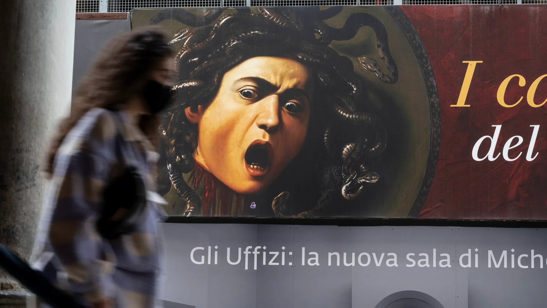 Un transeúnte pase junto a la Galería de los Uffizi en Florencia