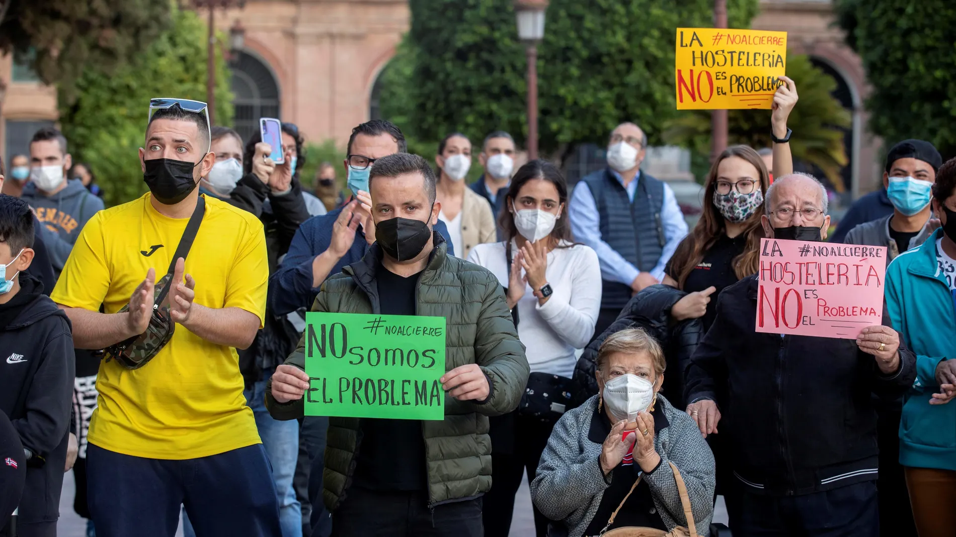 Varias decenas de hosteleros afectados por la decisión adoptada hoy por el gobierno regional de Murcia de cerrar los bares y restaurantes el próximo sábado, se han concentrado esta tarde para protestar ante el Ayuntamiento de Murcia