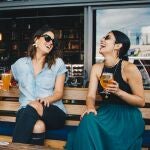 Dos mujeres tomando cerveza.