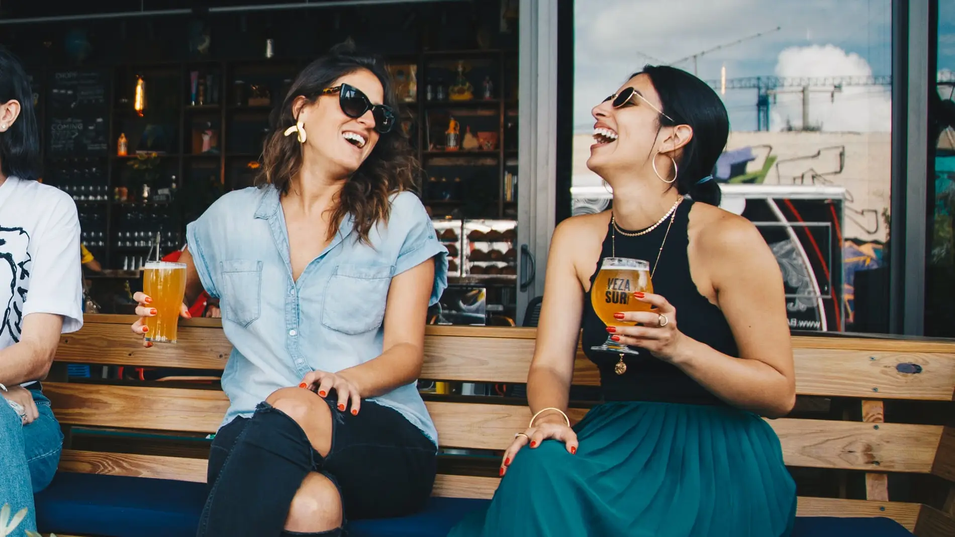 Dos mujeres tomando cerveza.