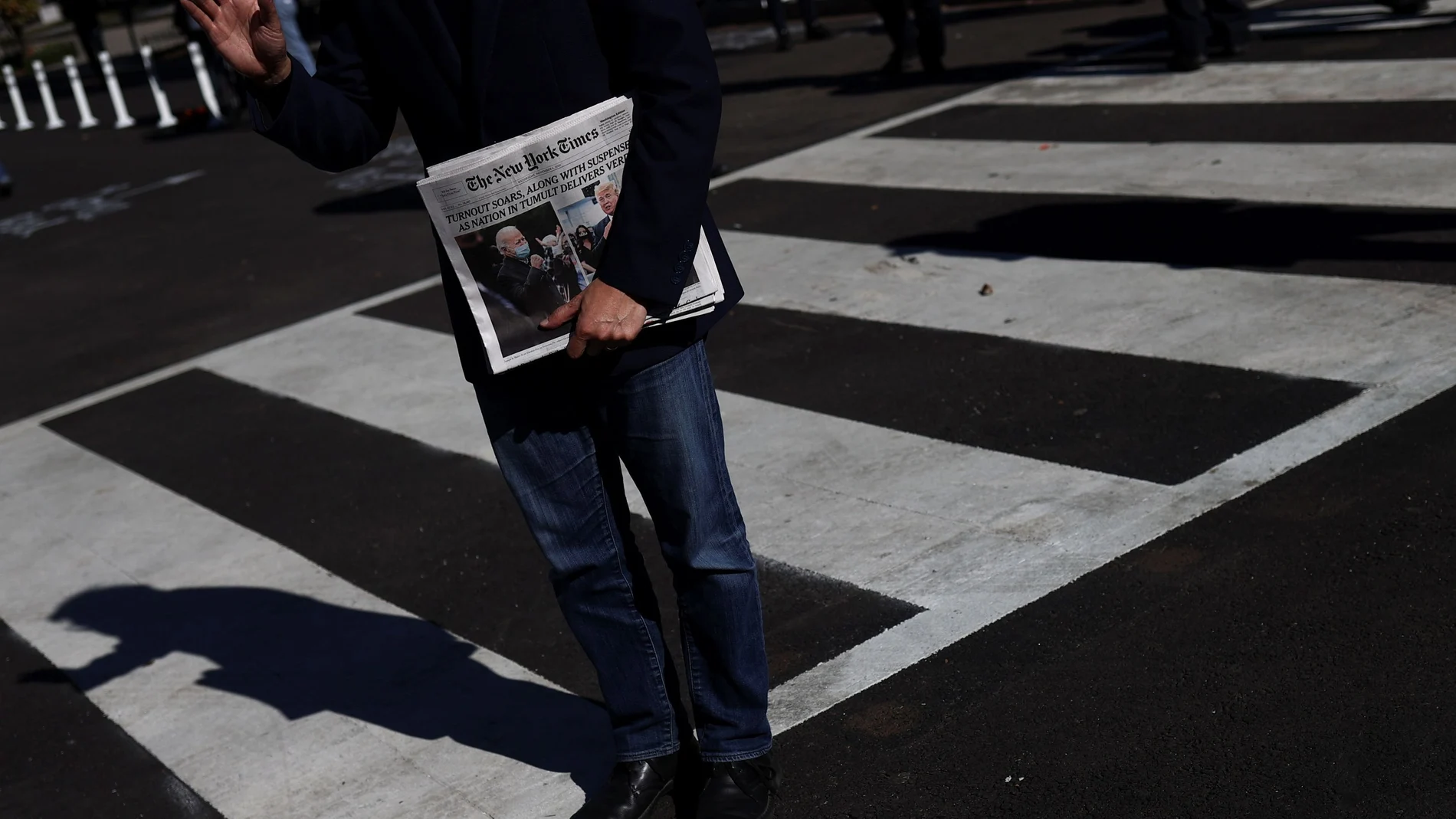 Un hombres suejta un ejemplar de New Yor Times en Washington.
