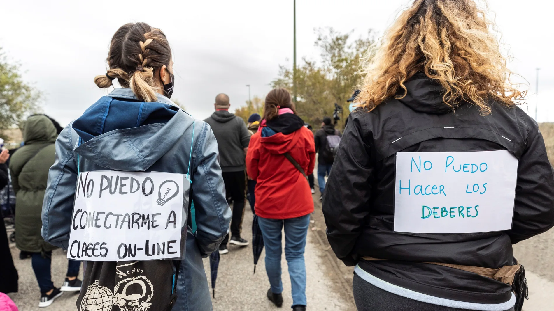 MADRID, 04/11/2020.- Manifestación que bajo el lema "tener luz no es un lujo, es un derecho" tuvo lugar el 4 de noviembre entre los sectores 5 y 6 de la Cañada Real, en Madrid. EFE/Rodrigo Jiménez