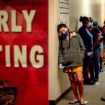 Una chica espera en la fila su turno para depositar su voto en la cita electoral del pasado martes en San Bernardino