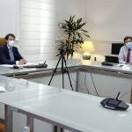 El presidente Fernández Mañueco sigue la reunión de la conferencia de presidentes junto al consejero de Economía, Carlos Fernández Carriedo para analizar los Fondos Next Generation