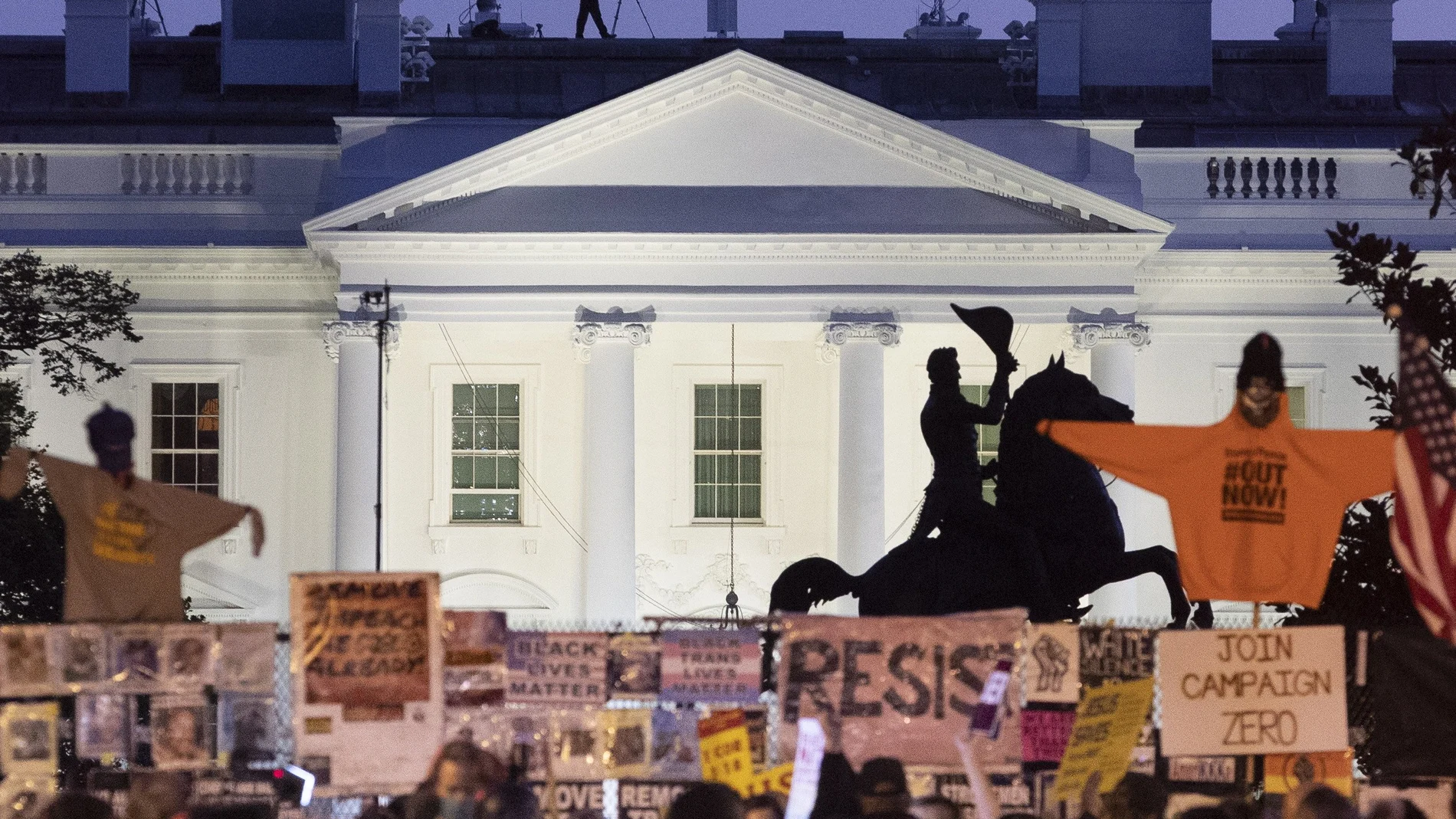 Manifestantes ante una Casa Blanca blindada por miedo a disturbios